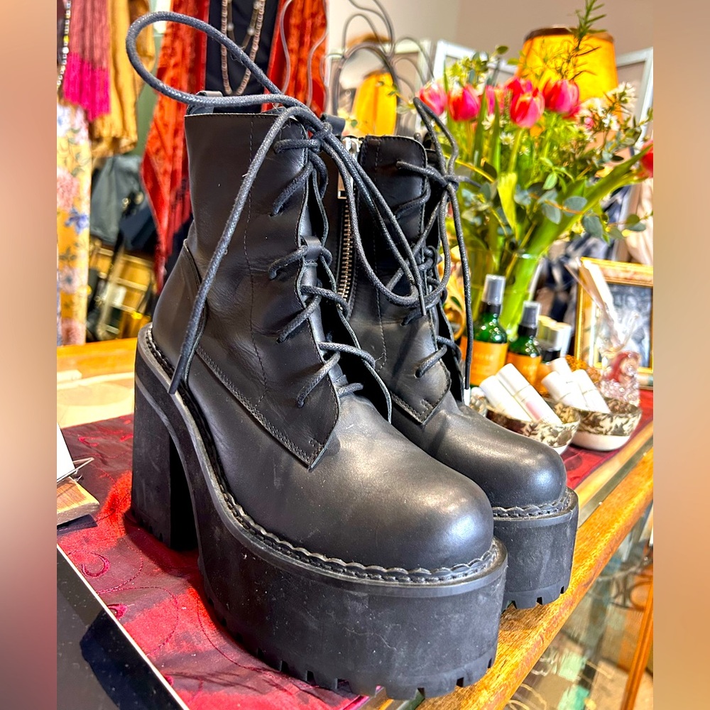 UNIF Choke Boot size 8